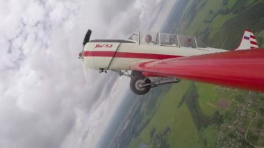 Pilot yapar akrobasi rakamlar küçük Yakovlev 52 yolcu ile.