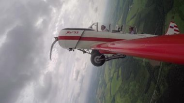 Pilot yapar akrobasi rakamlar küçük Yakovlev 52 yolcu ile.