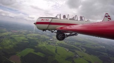Pilot yapar akrobasi rakamlar küçük Yakovlev 52 yolcu ile.