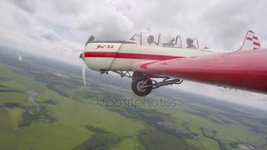 Pilot yapar akrobasi rakamlar küçük Yakovlev 52 yolcu ile.