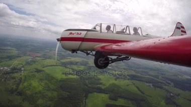 Pilot yapar akrobasi rakamlar küçük Yakovlev 52 yolcu ile.