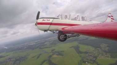 Pilot yapar akrobasi rakamlar küçük Yakovlev 52 yolcu ile.
