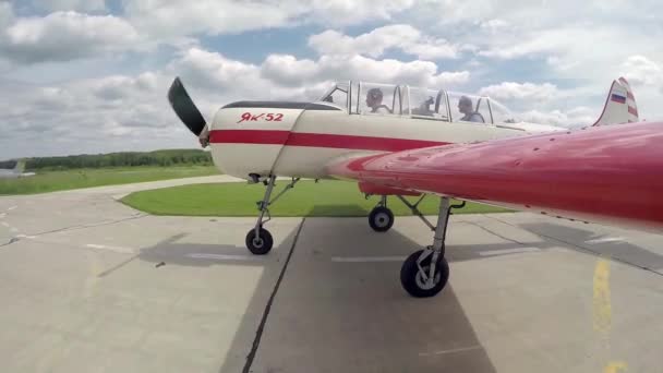 Sportflugzeug bereitet sich auf Flug vor — Stockvideo