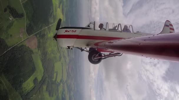 Pilote Effectue des figures de voltige avec passager dans le petit Yakovlev 52 . — Video