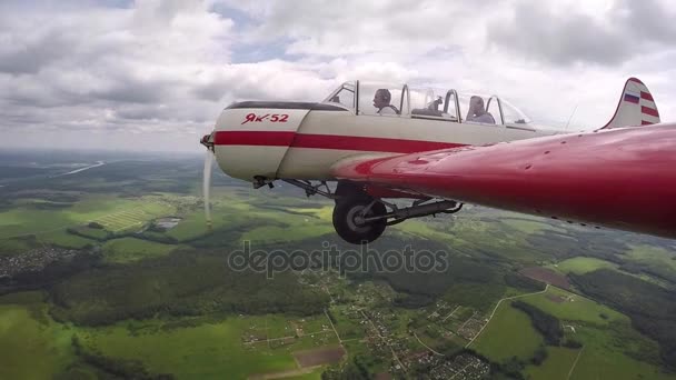 Пилот выполняет фигурки с пассажиром в малом Яковлеве 52 . — стоковое видео