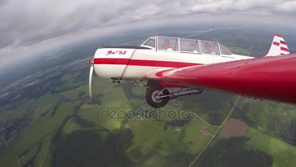 小さなヤコブレフ 52 の乗客とパイロットを実行アクロバット飛行図. — ストック動画