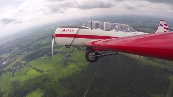 Piloto Executa figuras aeróbicas com o passageiro em Yakovlev pequeno 52 . — Vídeo de Stock