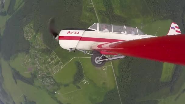 Pilot provede akrobatický čísla s cestujícím v malých Jakovlev 52. — Stock video