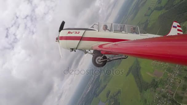 Piloto Realiza acrobacias con el pasajero en el pequeño Yakovlev 52 . — Vídeo de stock