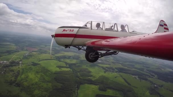 Pilot führt Kunstflug-Figuren mit Passagier in kleinem yakovlev 52 aus. — Stockvideo