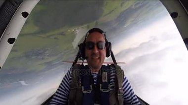 Akrobasi küçük Yakovlev 52 uçakta gerçekleştirirken aşırı yüklenme sahip adam.
