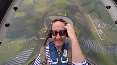 Akrobasi küçük Yakovlev 52 uçakta gerçekleştirirken aşırı yüklenme sahip adam.