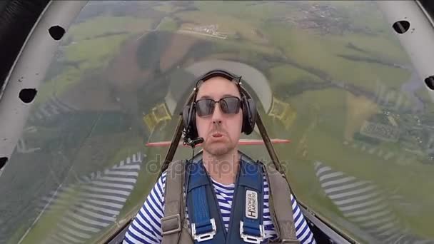 Mand med en overbelastning, når der udføres aerobic på et fly i lille Yakovlev 52 . – Stock-video