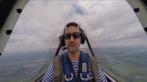 Людина, маючи перевантаження при виконанні вищий пілотаж в літаку в невеликих Яковлєв 52. — стокове відео
