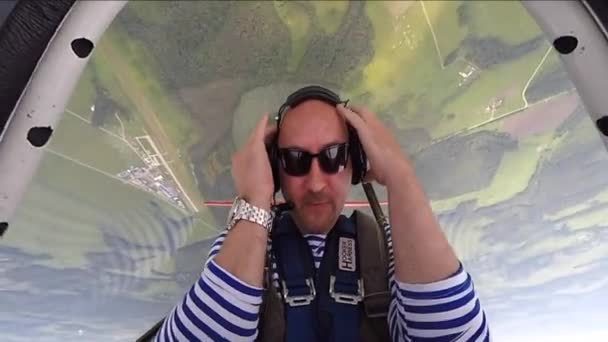 Mann mit Überlastung beim Kunstflug im Flugzeug in kleinem yakovlev 52. — Stockvideo