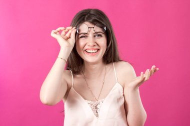 güzel genç gülümseyen kadın portresi 