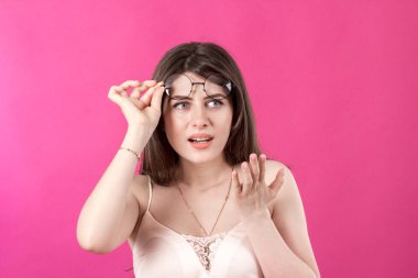 güzel genç gülümseyen kadın portresi 