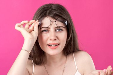 güzel genç gülümseyen kadın portresi 