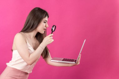 Güzel kadın onu lapt, Büyüteç camı arıyor