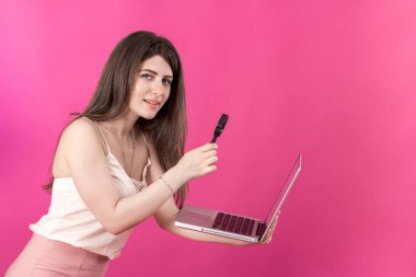 Güzel kadın onu lapt, Büyüteç camı arıyor