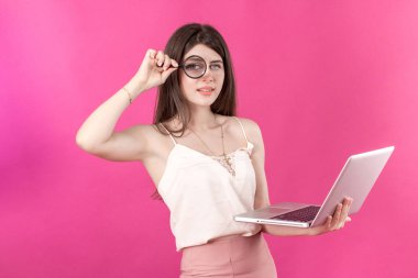 Güzel kadın onu lapt, Büyüteç camı arıyor