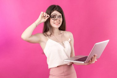 Güzel kadın onu lapt, Büyüteç camı arıyor