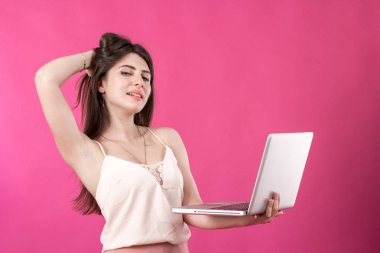 Dizüstü bilgisayar ile genç ve güzel kadın portresi