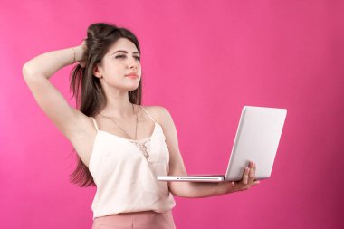 Dizüstü bilgisayar ile genç ve güzel kadın portresi