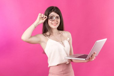 Güzel kadın onu lapt, Büyüteç camı arıyor