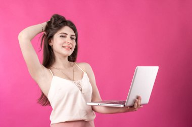 Dizüstü bilgisayar ile genç ve güzel kadın portresi