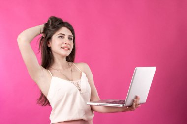 Dizüstü bilgisayar ile genç ve güzel kadın portresi