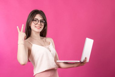 Dizüstü bilgisayar ile genç ve güzel kadın portresi