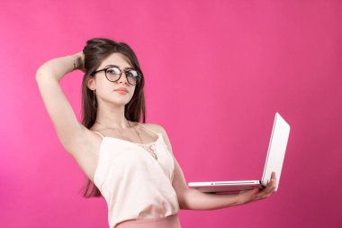 Dizüstü bilgisayar ile genç ve güzel kadın portresi