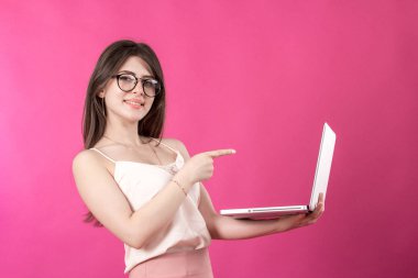 Dizüstü bilgisayar ile genç ve güzel kadın portresi