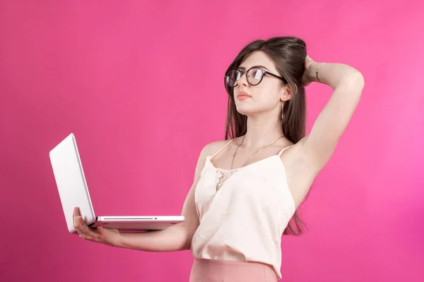 Porträt einer hübschen jungen Frau mit Laptop — Stockfoto