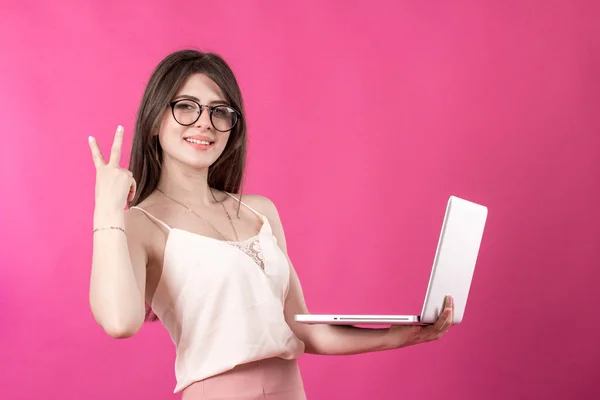 Portret van mooie jonge vrouw met laptop — Stockfoto