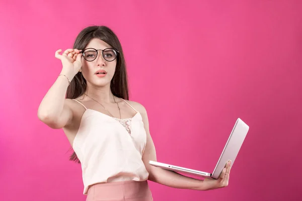 Portret van mooie jonge vrouw met laptop — Stockfoto