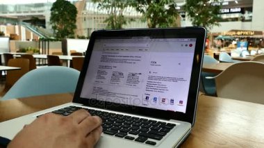 28 Haziran 2017, Moskova, Rusya: FIFA Futbol Dünya Şampiyonası Web sitesi laptop kafede sörf