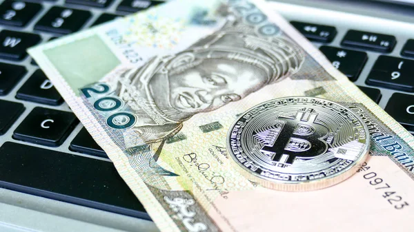 Bitcoin en facturas de naira . — Foto de Stock