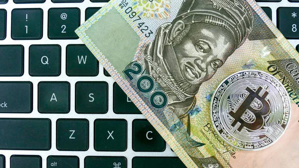 Bitcoin za naira. — Stock fotografie