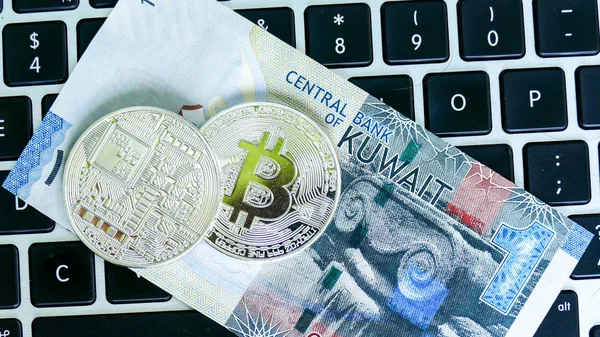 Bitcoin v Kuvajtu Dinár bankovek — Stock fotografie