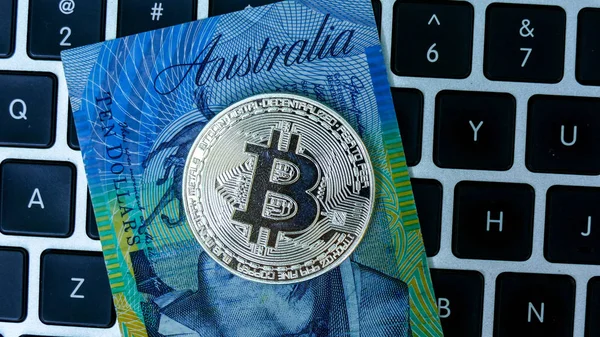 Bitcoin на Австралійський банкнота — стокове фото