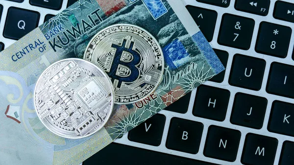 Bitcoin en dinar Kuwait billete — Foto de Stock