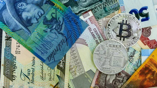 Bitcoin na pozadí koláže bankovek. — Stock fotografie