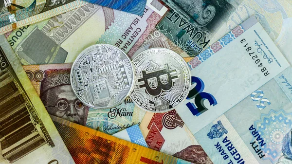 Bitcoin na pozadí koláže bankovek. — Stock fotografie
