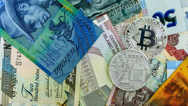 Bitcoin sobre fondo de collage de billetes . — Foto de Stock