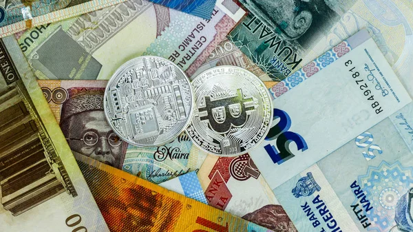 Bitcoin sobre fondo de collage de billetes . — Foto de Stock