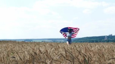 Güzellik kız çalışan üzerinde sarı buğday alan bizimle ulusal bayrak.