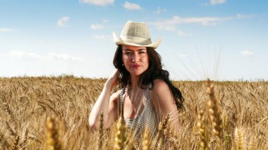 Yakın portre kadar alanında güzel kadın