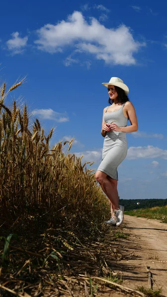 Ładna kobieta w pobliżu przez pola — Zdjęcie stockowe